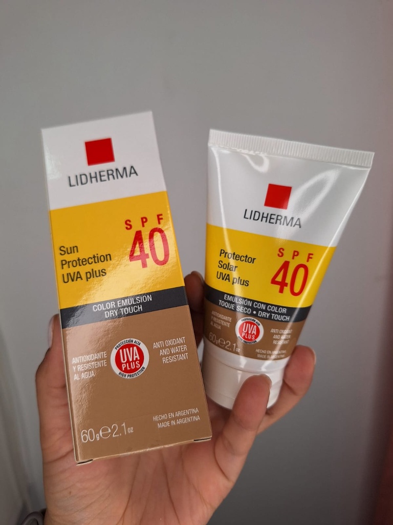 Protector solar Emulsion con Color Toque Seco SPF 40 - 60 g